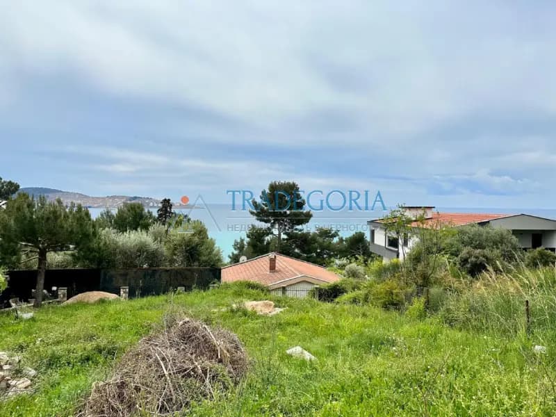 Plot in the Green Belt with a sea view not far from the beach
