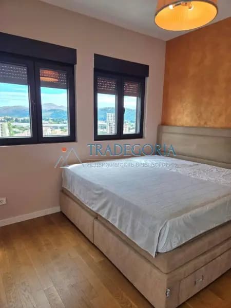 Bar merkezinde deniz manzaralı penthouse.