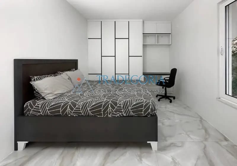 Modern bir villa, yüzme havuzu, deniz manzaralı panoramik görünüm ve geniş bir bahçeyle Dobre Vode, Bar Rivierası'nda.
