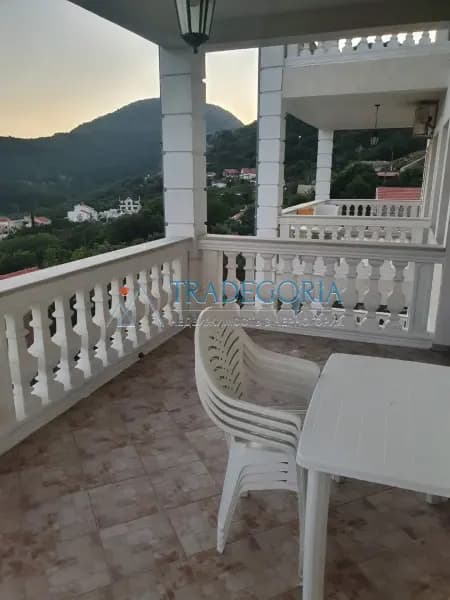 Markovići, Budva'da havuzlu otel