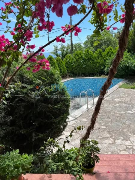 Zweistöckiges Familienhaus mit Pool in Budva, Bezirk Podostrog, oberhalb des Klosters Podmajne.