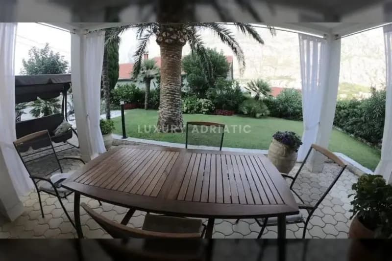 Prcanj'da güzel bir bahçeye sahip villa