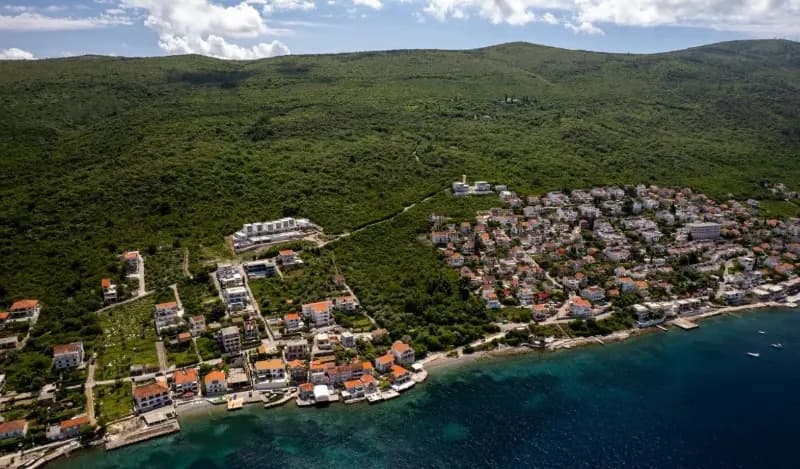 Panoramik deniz manzaralı modern villa