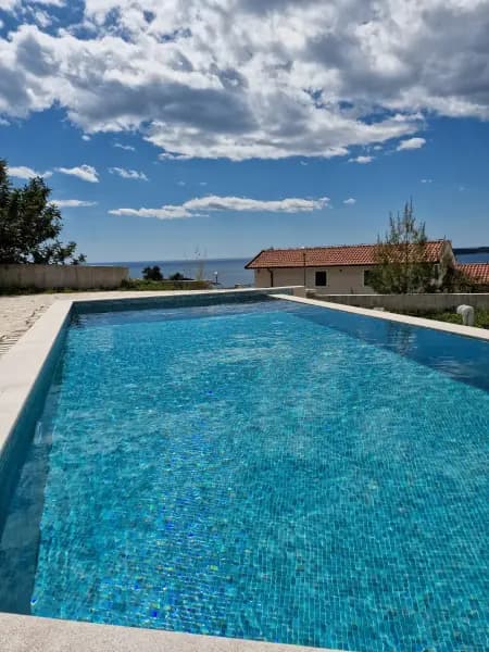 Luštica'da büyük arsası olan villa – 650.000 euro. Acil