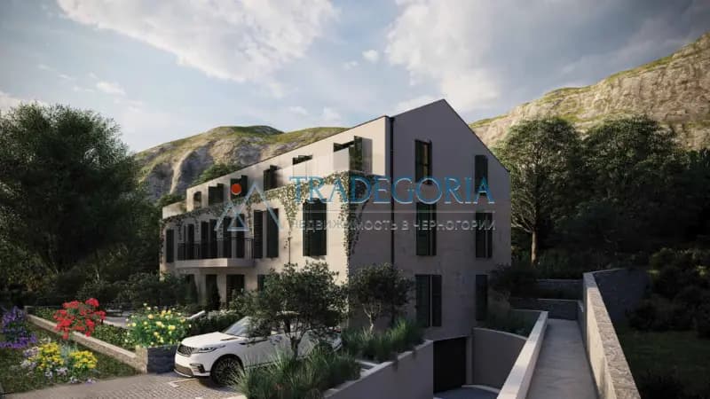 Denizden 90 metre uzaklıkta, Prčanj'da, Boka Kotorska Körfezi'nde teraslı iki odalı daire.