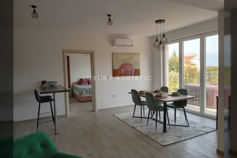 Denovici'de bahçeli modern daire - denize 150 metre uzaklıkta