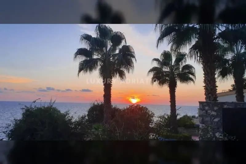 Utjeha - birinci sırada havuzlu villa