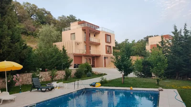 Dreistöckiges Haus in einer Mini-Anlage mit Pool – Dobre Vode