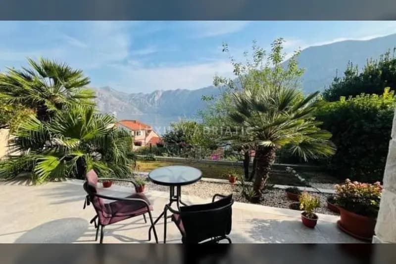 Tamamen yenilenmiş ev Prcanj'da. İkinci sıra