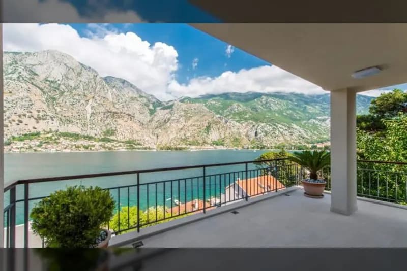 Boka Kotorska'da lüks daire - denizden 1. sıra