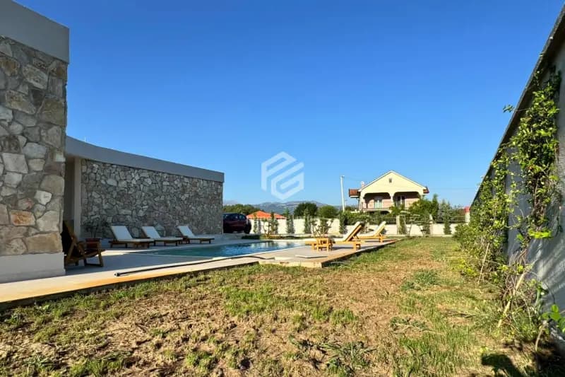 Kuća 295m2 na placu 3.200m2 + bazen 9x4m, Begovina – Danilovgrad