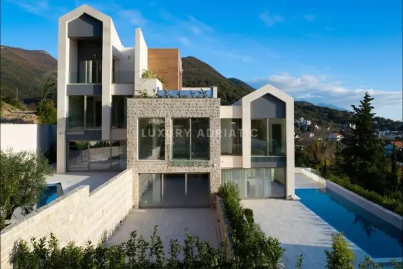 Tivat'ta yeni bir komplekste modern townhouse.