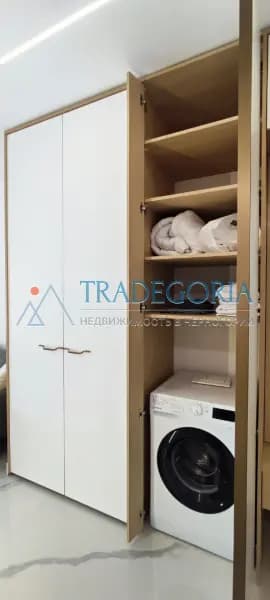 Продається квартира-студія в новому сучасному житловому комплексі з басейном.
