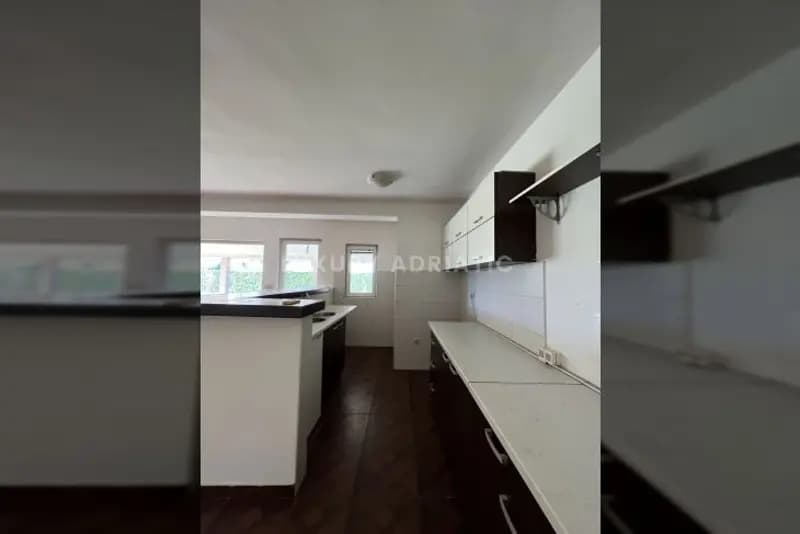Kuca sa placem 900 m2 u blizini centra Bara