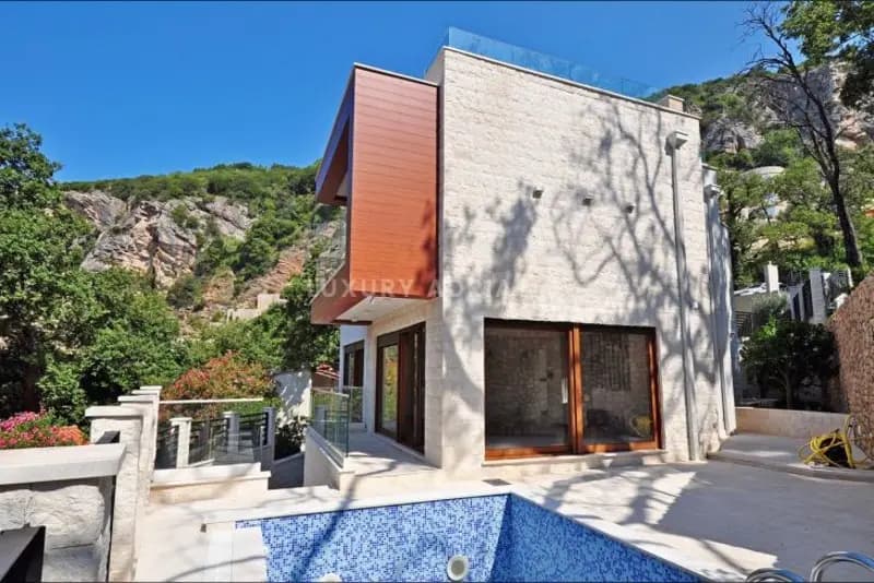 Reževići'de deniz kenarında yeni lüks villa. Satılık