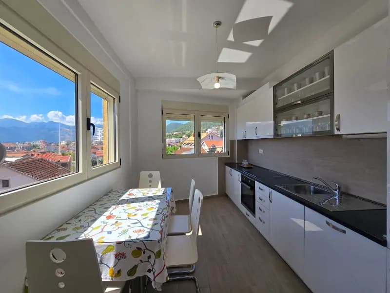 Tivat'ta üç odalı daire – Kalimanj