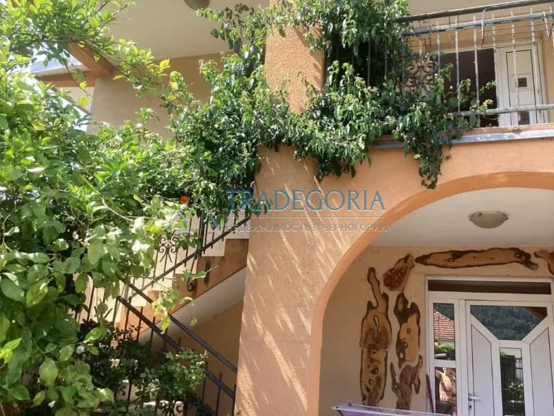Geräumiges zweistöckiges Haus mit Obstgarten im Stadtteil Polje, Bar