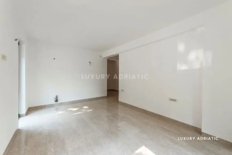 Muo, Boka Kotorska'da yeni villa. Denize 30 metre mesafede.