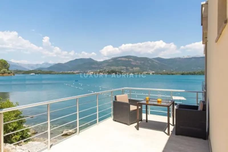 Deniz kenarında birinci sıra. İskeleli lüks villa.