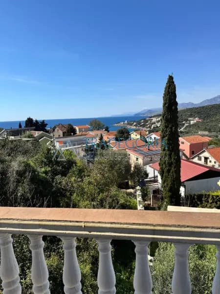 Prodaje se trospratna kuća u legalnom vlasništvu u Utehi (Bar).