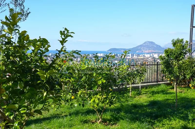 Ideales Haus mit atemberaubendem Ausblick für das ganze Jahr mit großem Grundstück in Bar, 365.000 Euro.