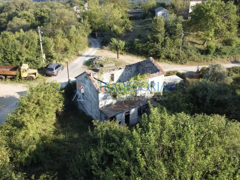 Stara kamena kuća u fazi restauracije u Kunji
