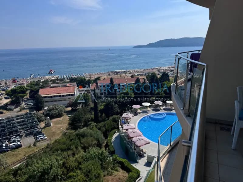 Deniz ve dağlara panoramik manzaralı, Bečići'deki havuzlu yeni komplekste iki odalı daire.