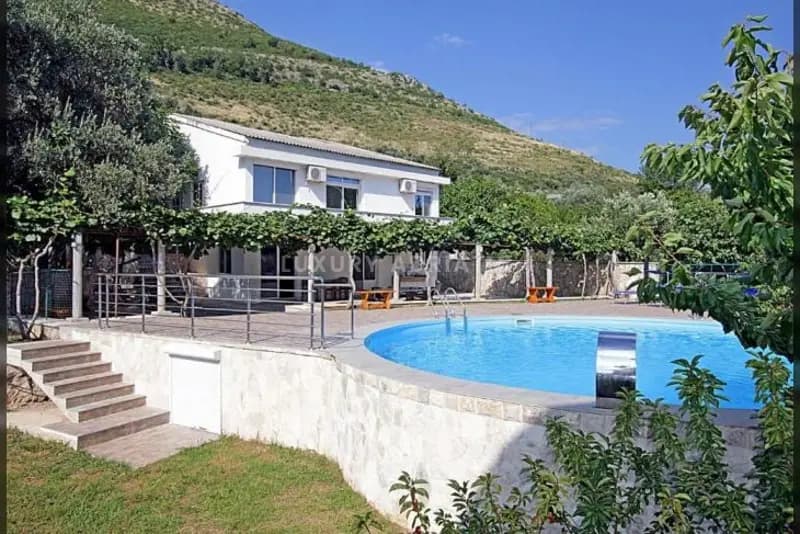 Reževići'de havuzlu villa!