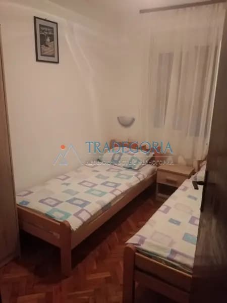 Denize 150 metre mesafede, Krašići, Tivat'ta büyük üç katlı ev.