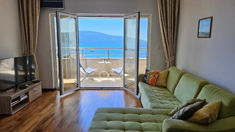 Donja Lastva'da manzaralı iki odalı daire – 90 m2