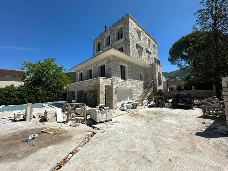 New luxury villa in Donja Lastva