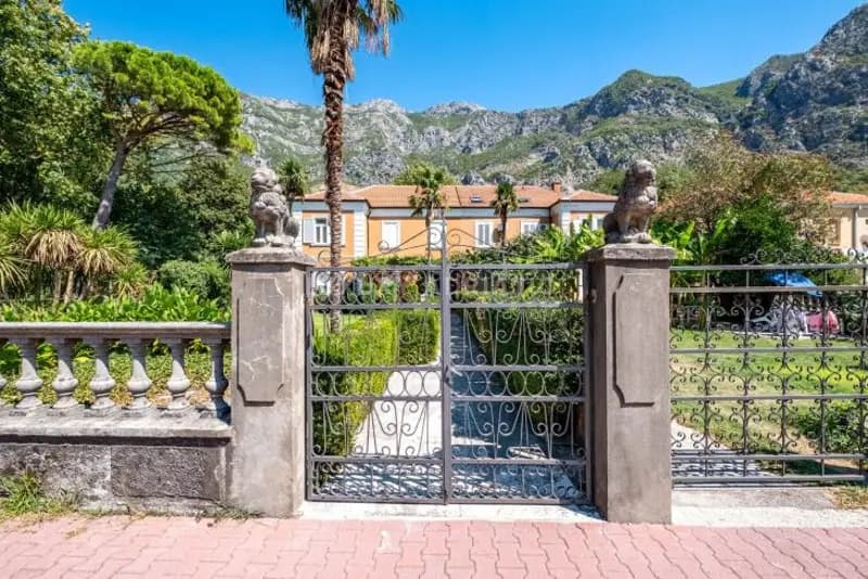 Risan'da sahil kenarında villa - yatırım mülkü
