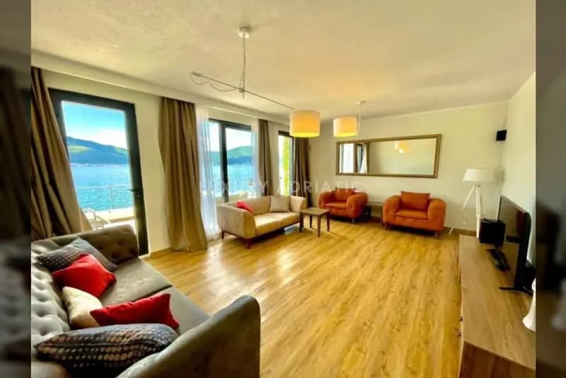 Krasici'de 1. sırada villa. Lustica, Karadağ
