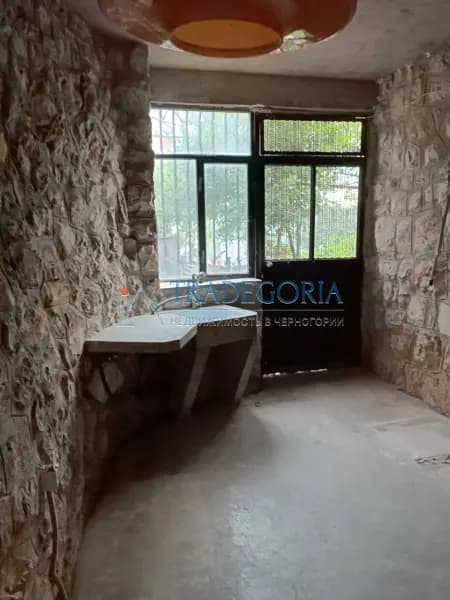Jeftina kuća u Sutomoru sa kaskadnim placem.