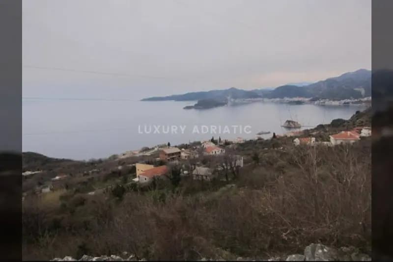 2.810 m2'lik arsa, deniz ve Sveti Stefan manzaralıdır.