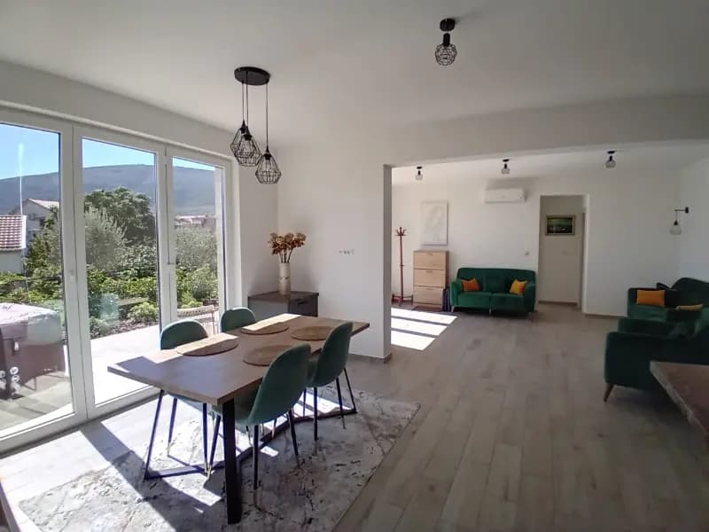 Büyük teraslı daire Đenovići'de – denize 150 metre mesafede!