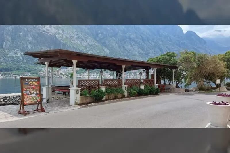 Deniz kıyısında restoranlı taş ev
