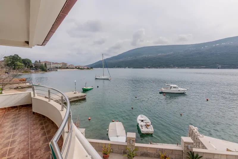 Deniz kıyısında, Kumbor'da, Porto Novi yakınında iskeleli ev.