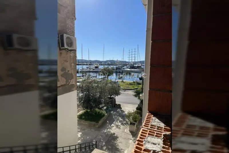 Donja Lastva Tivat – yeniden inşa edilecek ev. Denize 10 metre mesafede.