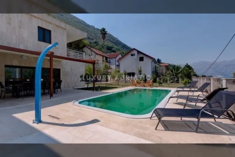 Luksuzna vila sa zemljistem 3.000 m2 --- Prvi red od mora