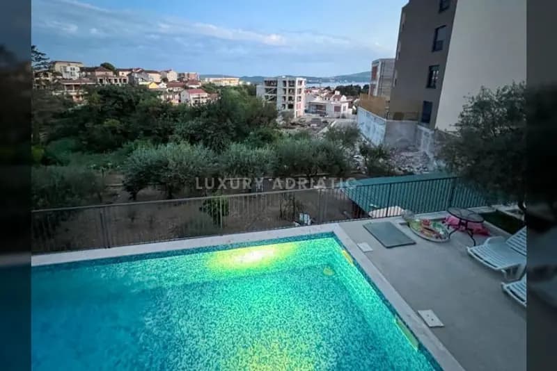 Tivat'ta panoramik manzaralı bir odalı daire
