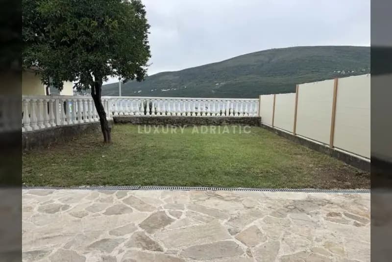 Taş ev Đenovići'de - 1. sıra