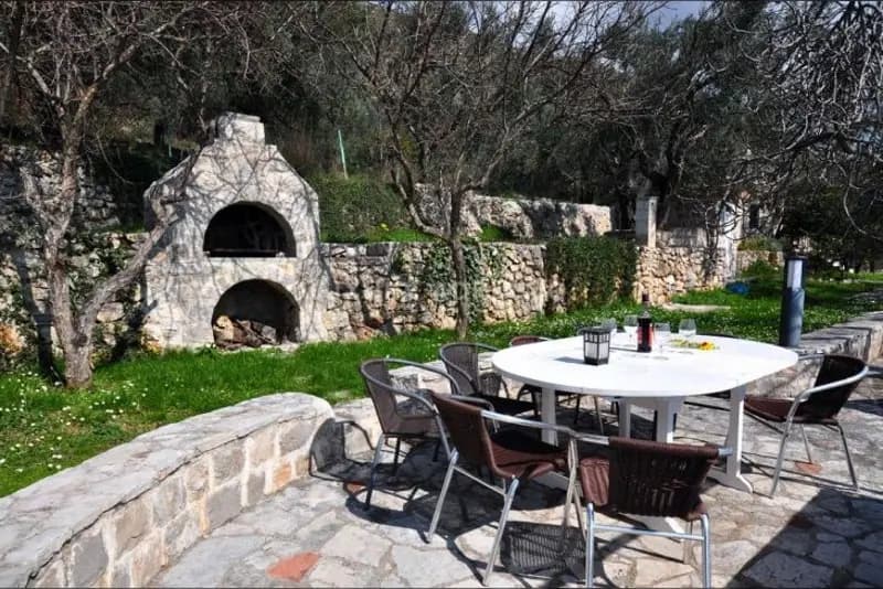 Budva Rivierası'nda taş villa ve 2.400 m2 arazi ile mülk