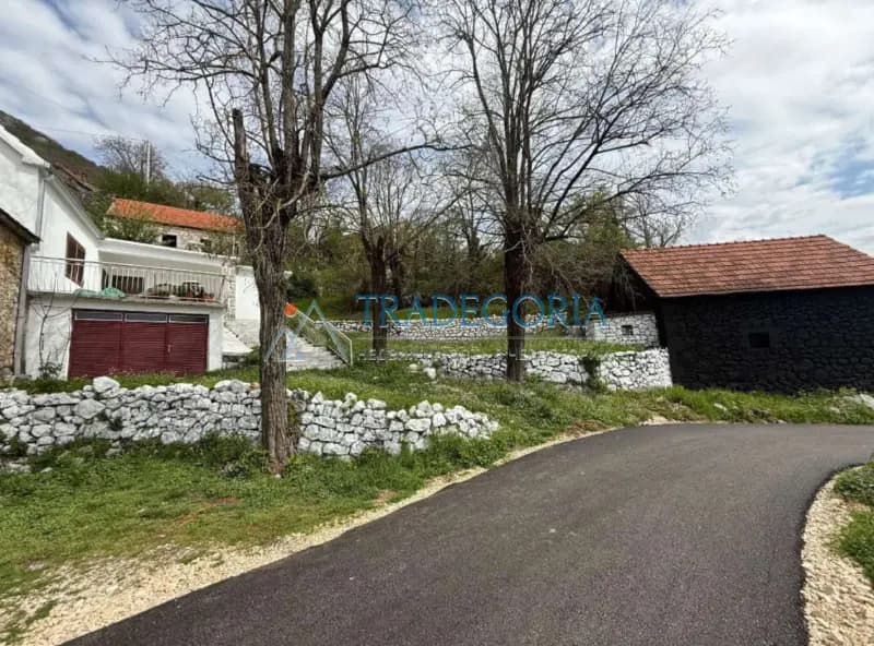 Nikšić yakınlarındaki sakin bir köyde arsası olan yasal taş ev