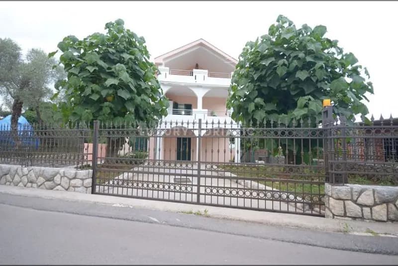 Krašići'de aile evi - dükkan ve 4 yatak odası ile birlikte