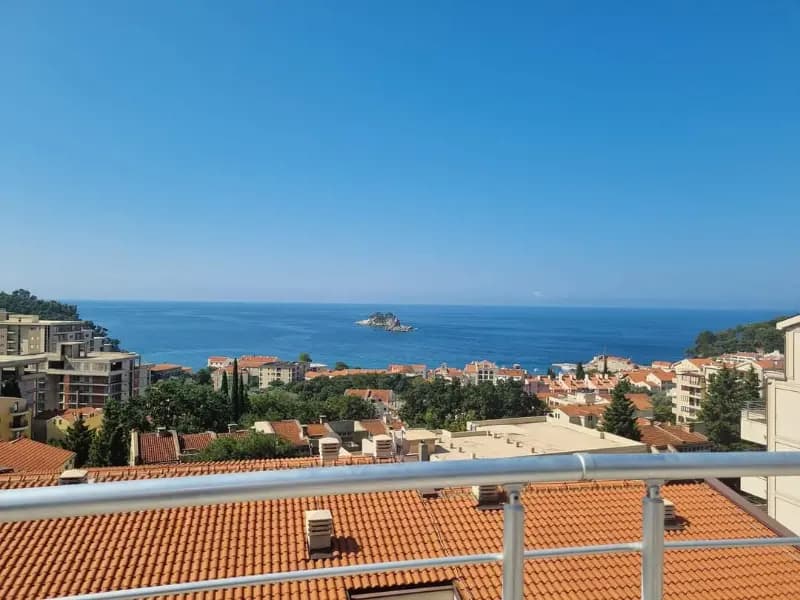 Petrovac'ta havuzlu komplekste 169 m2 daire - satış vergisi yok