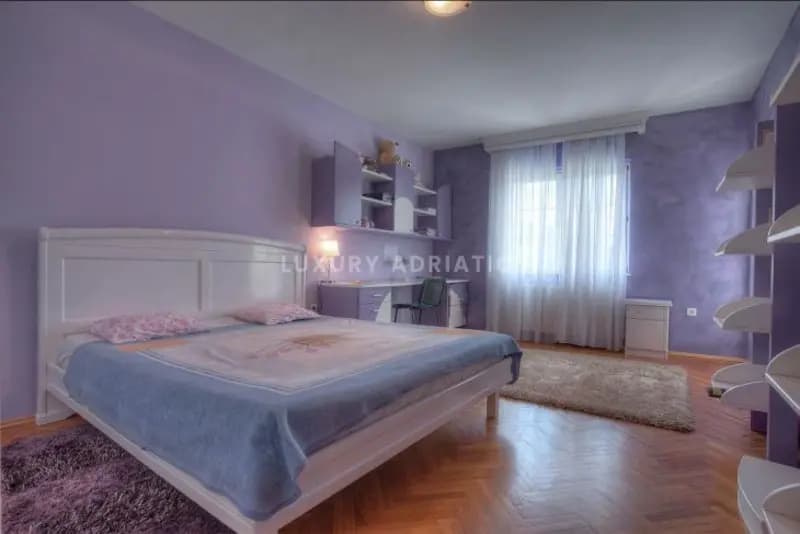 Podgorica'da yaklaşık 9000 m2 araziye sahip lüks villa - satılık