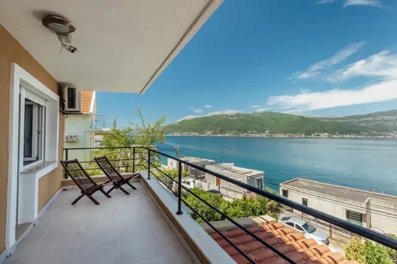 Kuća s bazenom na Luštici – 2. red od mora