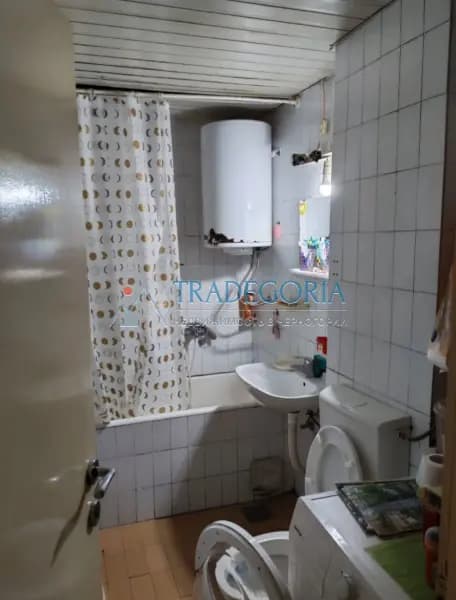 Bar merkezinde iki odalı daire satılık.