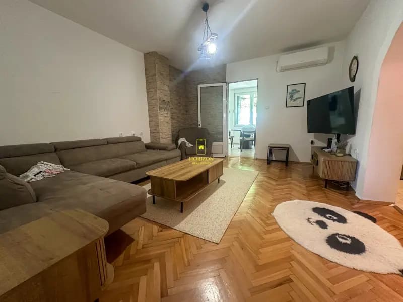 Zagoriç'te 60m2 bahçeli 89m2 üç odalı daire